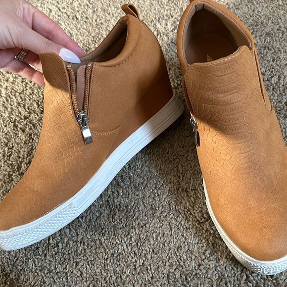 GUC CAMEL PLATFORM SNEAKER/BOOTIES - Picture 2 of 6